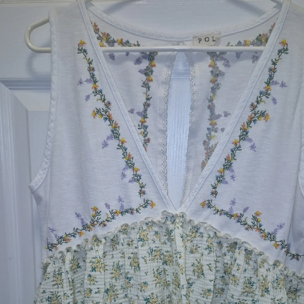 POL White Floral Embroidered Blouse - Picture 3 of 15